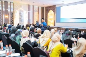 Penyampaian Materi Oleh Bapak Dr. H. Anwar Hafidzi, Lc., M.Hk.