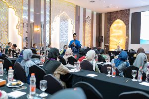 Penyampaian Materi Oleh Bapak Dr. H. Anwar Hafidzi, Lc., M.Hk.