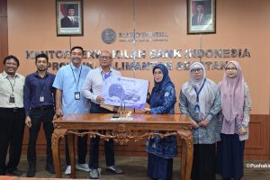 Penyerahaan-Kendaraan-Hibah-dari-BI-kepada-LPH-UIN-Antasari-foto-Humas-Rahmi-Hartati