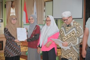 Dr.-Hj.-Zulpa-Makiah-M.Ag_.-saat-menyerahkan-Sertifikat-Halal-Foto-Humas-Jamal-Ripani